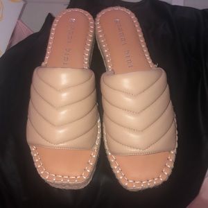 Gianni Bini
Evert Leather Flatform Sandals